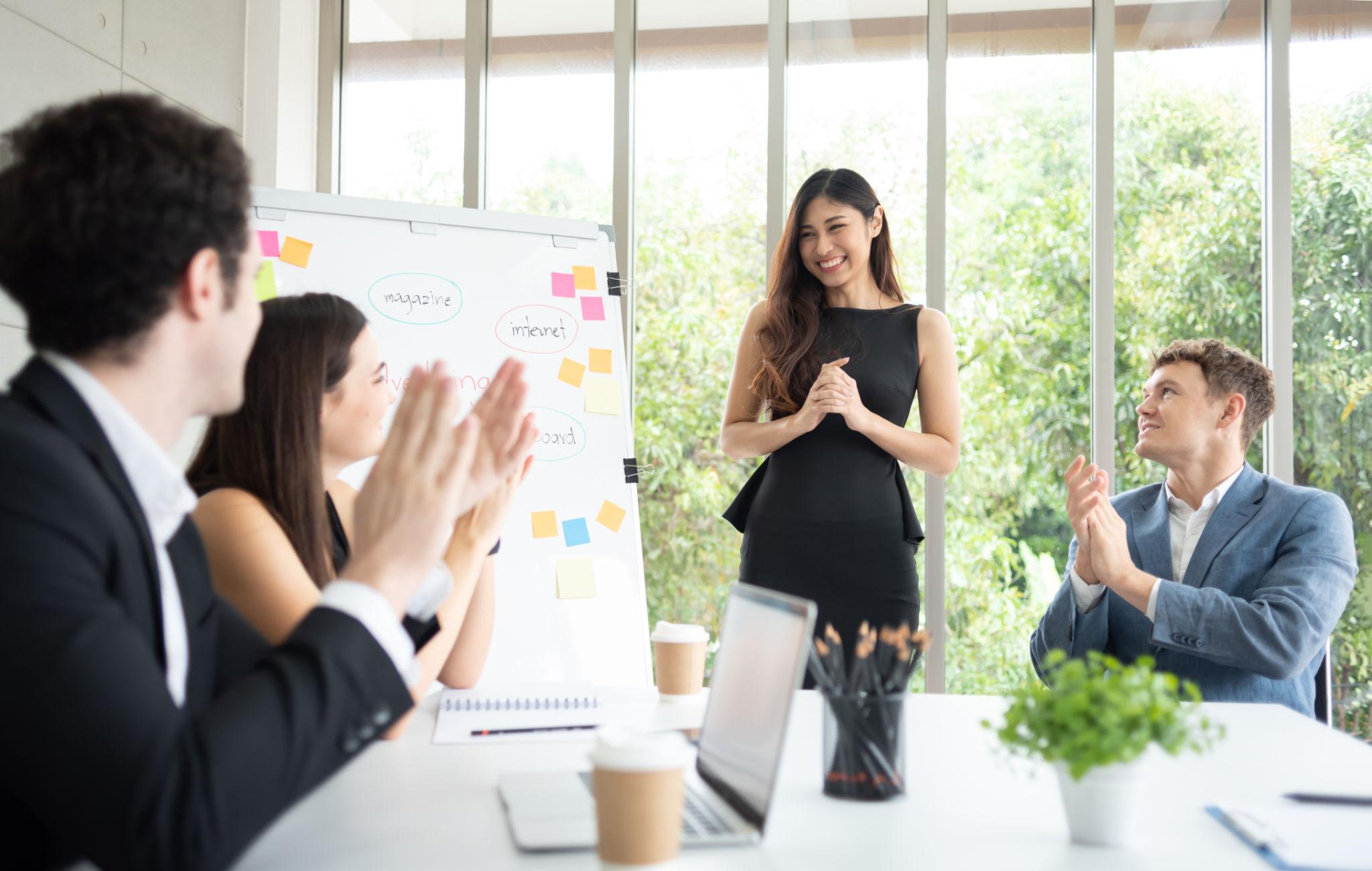 Manager commercial co-construisant des objectifs SMART avec son équipe sur un tableau blanc — méthode pour fixer des objectifs qui engagent vraiment